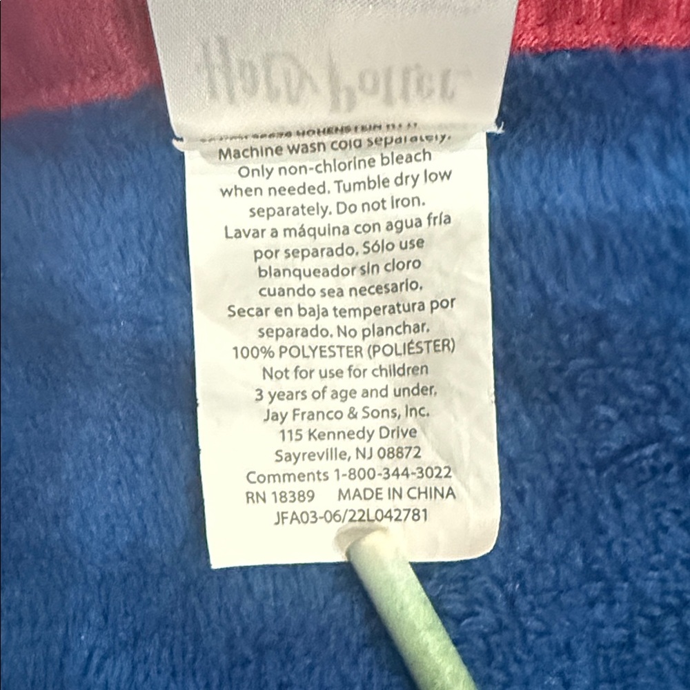 Hogwarts Fleece Blanket - Picture 3 of 4